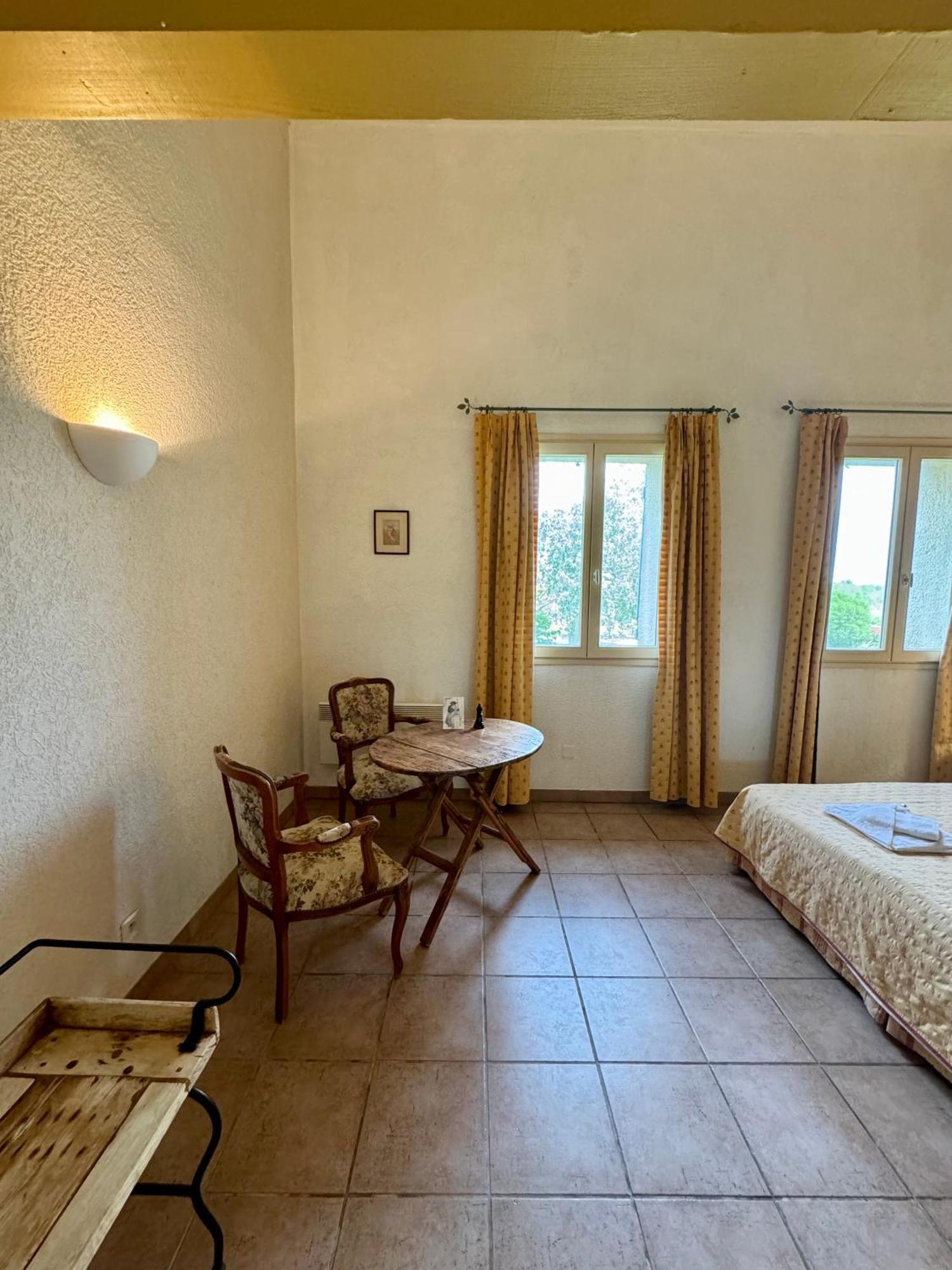 Mas Du Grand Peloux Hotel Port-Saint-Louis-du-Rhone Room photo