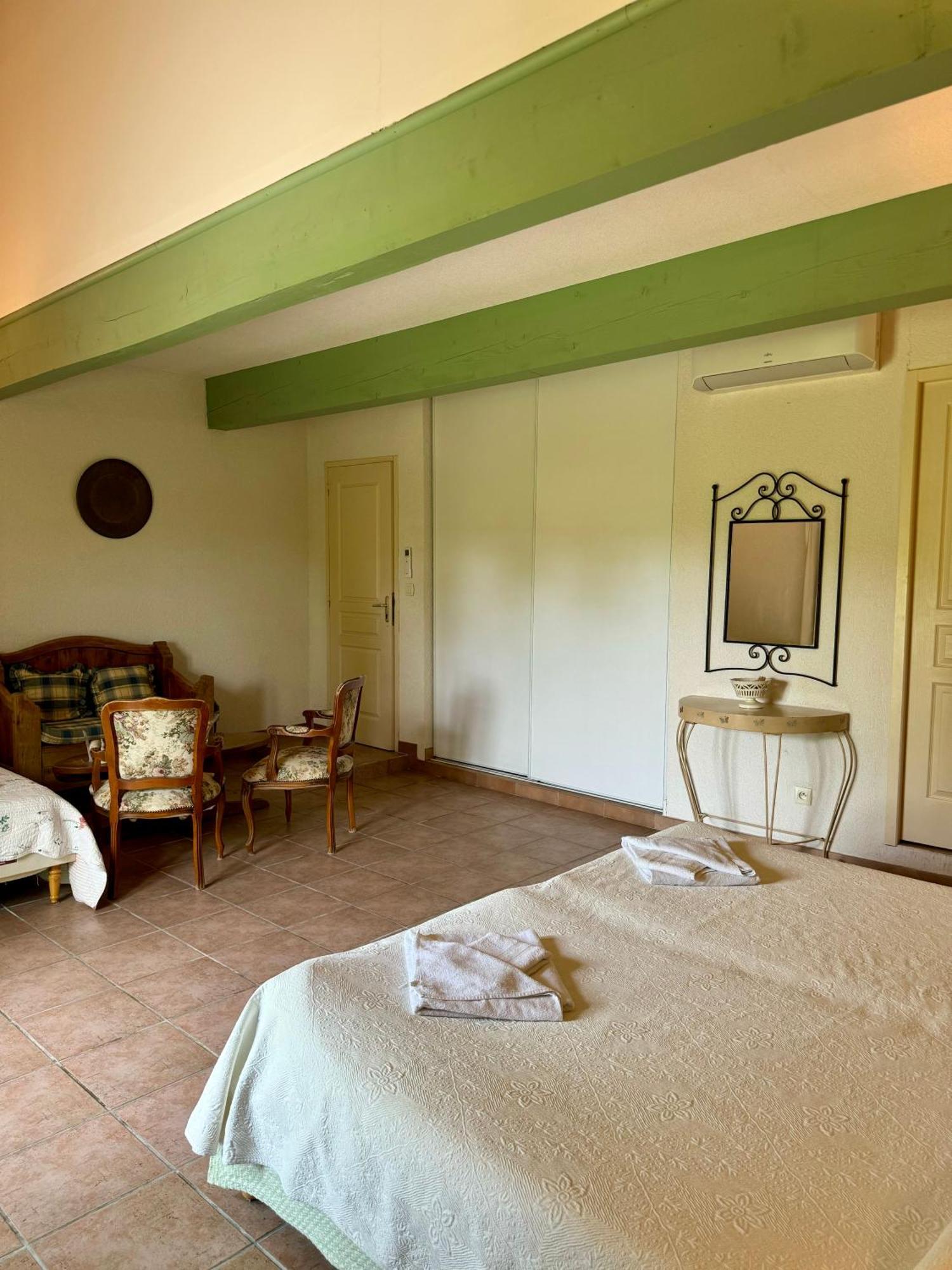 Mas Du Grand Peloux Hotel Port-Saint-Louis-du-Rhone Room photo